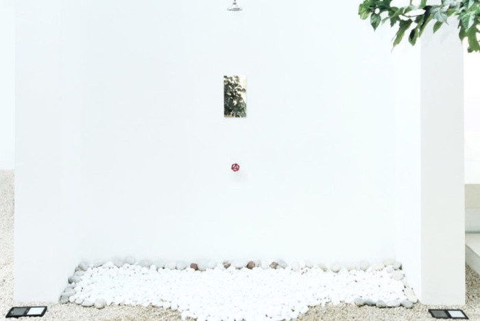 Vòi sen ngoài trời giúp bạn có thể vừa tắm vừa hít thở không khí trong lành.