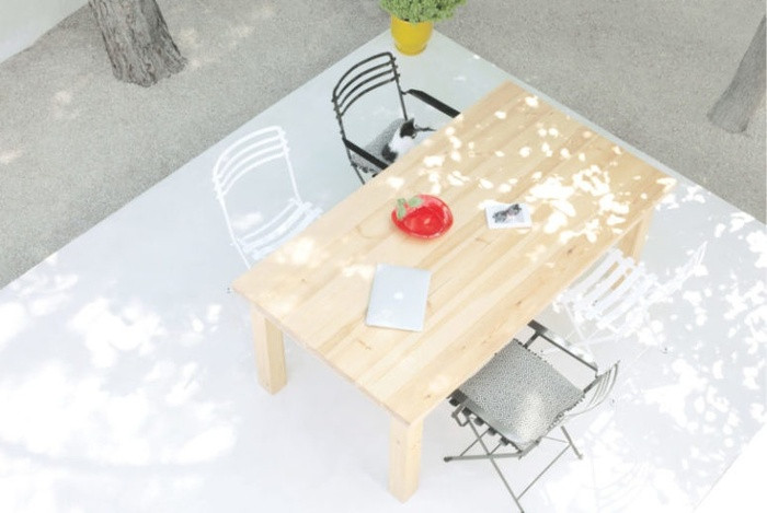 Chủ nhà cũng bố trí một bộ bàn ăn nhỏ ngoài sân để các thành viên trong gia đình có thể cùng uống nước trò chuyện hoặc thưởng thức những bữa ăn.