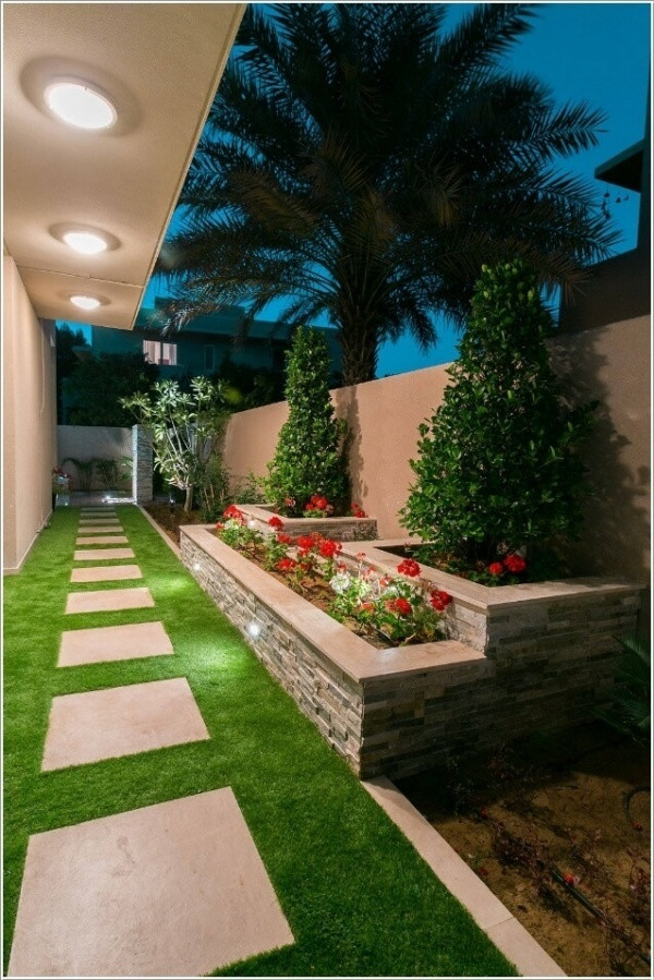 Một chút xanh tươi của cỏ nhân tạo kết hợp với bậc thềm bằng đá.