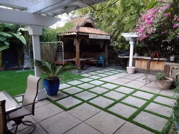 Cỏ nhân tạo cũng có thể được gắn đan xen với gạch để tăng hiệu ứng thẩm mỹ.