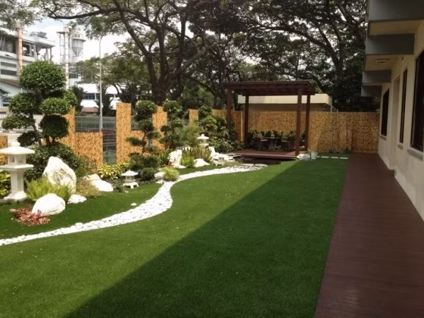 Bạn cũng có thể trồng hoa, cây cảnh tạo đường viền xung quanh hàng rào. Phần diện tích ở giữa được sử dụng để đặt cỏ nhân tạo vừa giúp không gian ngoại thất đẹp như một bức tranh vừa giúp có thêm nơi vui chơi cho bọn trẻ.