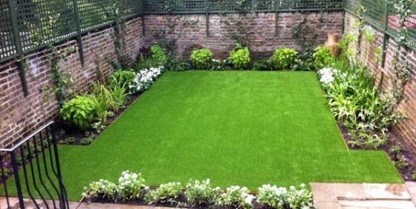 Với khuôn viên vườn rộng, chẳng có bất kỳ lý do gì thuyết phục hơn là gắn cỏ nhân tạo. Thảm cỏ xanh bằng phẳng là nơi dạo bộ, vui chơi nô đùa của mọi người. Bên cạnh đó, cỏ nhân tạo không khiến bạn trở nên băn khoăn nhiều khi phải dành thời gian và chi phí cắt cỏ, chăm cỏ, tưới nước, bón phân.