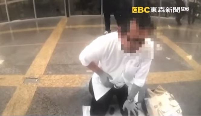 Người đàn ông được cho là cố tự sát bằng cách mổ bụng vì không muốn thần tượng giải nghệ. Ảnh cắt từ video