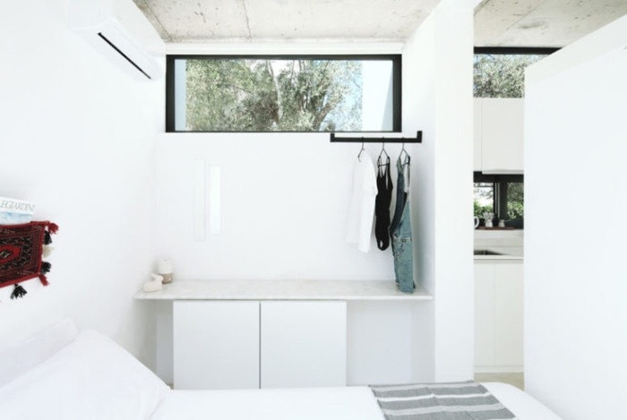 Phòng ngủ tuy nhỏ nhưng vẫn có đủ tủ quần áo, kệ để TV.