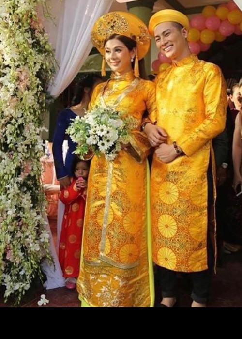 Đón sinh nhật hồi giữa tháng 7, Lâm Khánh Chi gửi lời cảm ơn đến ông xã Phi Hùng. “Cảm ơn anh đã đến bên cuộc đời em”, cô viết. Phi Hùng đáp lại: “Vợ của anh phải luôn cười thật tươi nhé. Yêu em”.