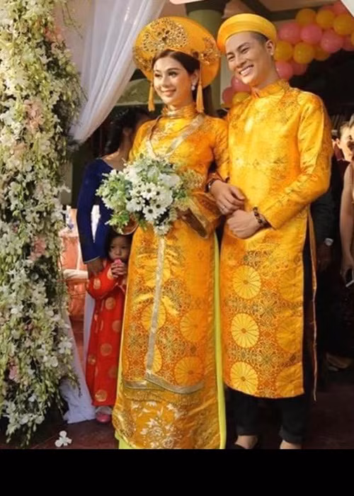 Đón sinh nhật hồi giữa tháng 7, Lâm Khánh Chi gửi lời cảm ơn đến ông xã Phi Hùng. “Cảm ơn anh đã đến bên cuộc đời em”, cô viết. Phi Hùng đáp lại: “Vợ của anh phải luôn cười thật tươi nhé. Yêu em”.