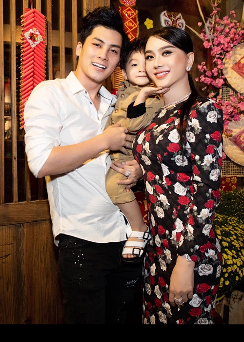 Vợ chồng Lâm Khánh Chi dự định sinh con thứ 2 vào năm ngoái, nhưng vì tình hình dịch bệnh phức tạp nên phải hoãn kế hoạch. Dự kiến trong năm tới, gia đình cô sẽ làm thủ tục để có con thứ 2 với tinh trùng của Phi Hùng.