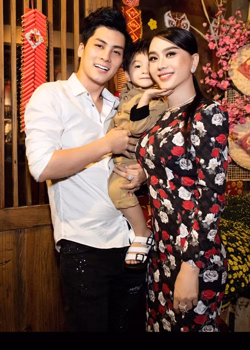 Vợ chồng Lâm Khánh Chi dự định sinh con thứ 2 vào năm ngoái, nhưng vì tình hình dịch bệnh phức tạp nên phải hoãn kế hoạch. Dự kiến trong năm tới, gia đình cô sẽ làm thủ tục để có con thứ 2 với tinh trùng của Phi Hùng.