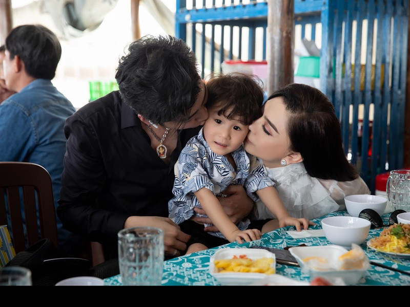 Lâm Khánh Chi và chồng trẻ từng chi hơn 1 tỷ đồng để thụ tinh nhân tạo bằng tinh trùng được lưu trữ của nữ ca sĩ từ trước khi chuyển giới. Cuối tháng 1/2019, cặp đôi đón con trai sinh ra nhờ mang thai hộ từ Thái Lan về Việt Nam.