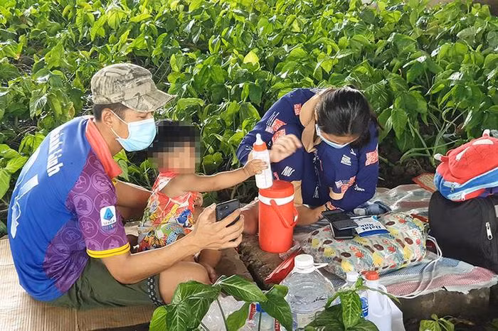 2 gia dinh di bo ve que nhung khong duoc, phai ta tuc o gam cau-Hinh-4