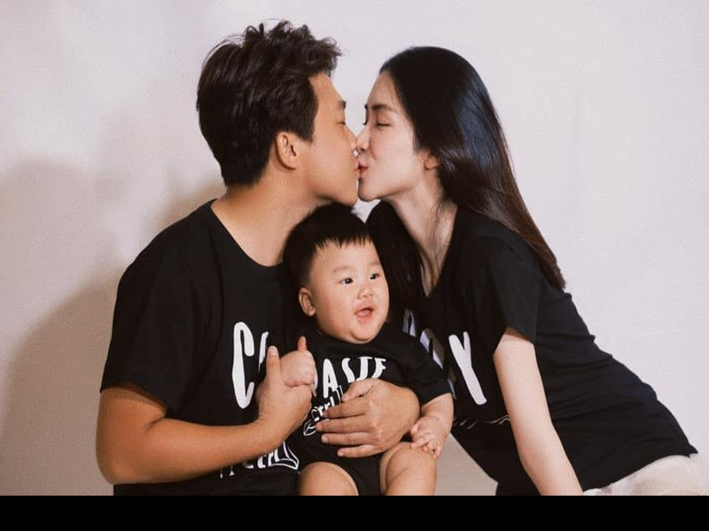 Hòa Minzy giấu chuyện bầu bí và sinh con trai đầu lòng cho đến tháng 3/2021 mới xác nhận. Bé Bo - con trai của Hòa Minzy hiện tại được gần 2 tuổi, trông bụ bẫm, rất lém lỉnh, tình cảm.