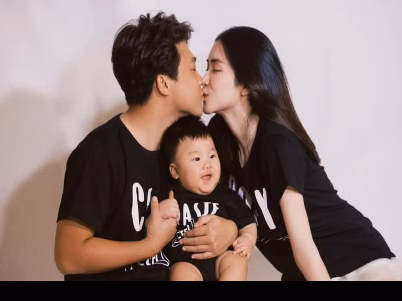 Hòa Minzy giấu chuyện bầu bí và sinh con trai đầu lòng cho đến tháng 3/2021 mới xác nhận. Bé Bo - con trai của Hòa Minzy hiện tại được gần 2 tuổi, trông bụ bẫm, rất lém lỉnh, tình cảm.