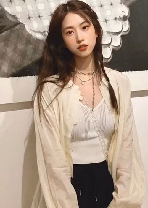 Sau Đô Mỹ Trúc, cựu thành viên nhóm SNH48 Trương Đan Tam góp thêm bằng chứng tố Ngô Diệc Phàm lần đầu tiên gặp mặt đã có hành động sờ soạng, thích cưa cẩm những cô gái ngoan ngoãn. Nhận thấy bị lừa phỉnh, Đan Tam nhanh chóng thoát khỏi nam diễn viên. Sau thông tin Ngô Diệc Phàm bị bắt, nữ ca sĩ chưa có bất kì động thái nào. Ảnh: Tiền Phong