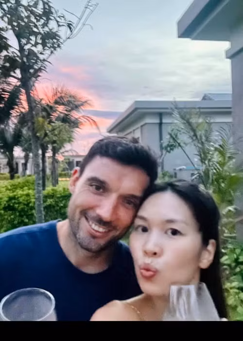 Hà Anh chia sẻ: "Hôm trước gọi cho phường hỏi liệu có thể về nhà không thì được dặn: "Chị ở đâu mà đang an toàn thì nên ở yên đó". Mặc dù nóng lòng về để chung hoàn cảnh với gia đình và bạn bè, nhưng có lẽ giờ phút này ở yên một chỗ là yêu nước. Đỡ được chút gánh nặng cho đất nước phải lo toan cho mình, tự nhủ vậy!".