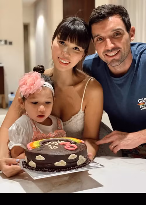 Mùa dịch, vợ chồng Hà Anh sống tiết kiện, làm từ thiện. Hồi cuối tháng 6, sinh nhật con gái, Hà Anh không dành nhiều ngân sách cho việc mua quà tặng con mà kêu gọi thêm chi phí từ bạn bè để giúp đỡ bà con có hoàn cảnh khó khăn ở TP HCM mùa dịch. "Mỗi phong bì tiền mặt từ 300-500 nghìn đồng hay những suất cơm miễn phí cũng phần nào giúp người dân trang trải cuộc sống trong những ngày thành phố thực hiện giãn cách xã hội", Hà Anh chia sẻ trên Ngôi sao.