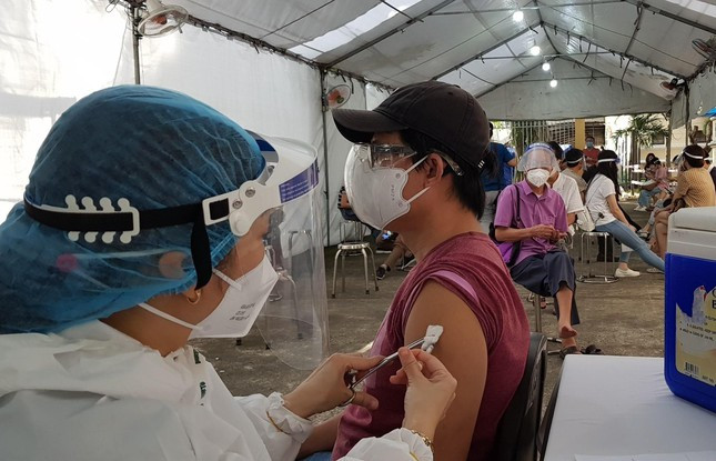 Suc khoe nguoi dan ong tiem cung luc 2 mui vac xin Sinopharm ra sao?-Hinh-2