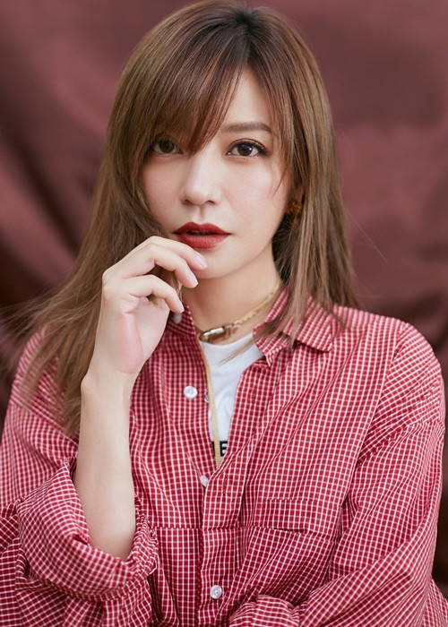 Tối 24/8, mạng xã hội Weibo rộ tin Triệu Vy bị phong sát sau khi học trò Trương Triết Hạn "ngã ngựa". Theo đó, nhiều người lan truyền tin đồn đài truyền hình đã gửi đi công văn chuẩn bị xóa bỏ toàn bộ các nội dung liên quan đến Triệu Vy.