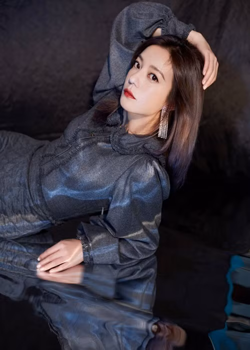 Triệu Vy còn là một đạo diễn tài năng. “Gửi thời thanh xuân” - sản phẩm đầu tay đã giúp “Én nhỏ” trở thành một trong những nữ đạo diễn ăn khách nhất Đại lục.