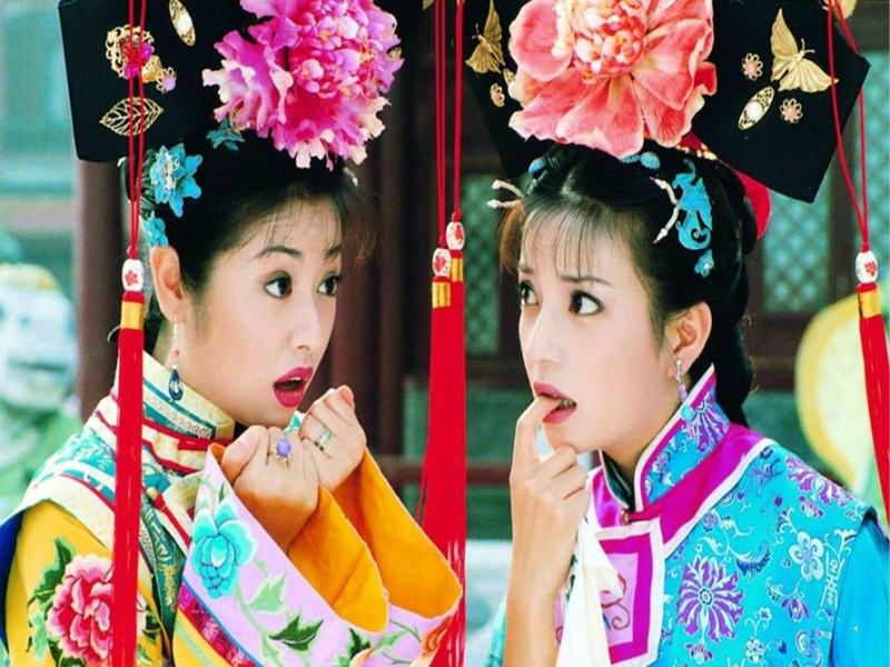 Triệu Vy nổi tiếng khắp châu Á từ năm 1998, được mệnh danh là "Tứ đại Hoa đán Trung Quốc" khi đóng vai Tiểu Yến Tử trong “Hoàn châu cách cách". Sau dự án này, cô đóng hàng loạt phim đình đám như: “Bí mật ngôi nhà cổ”, “Cẩm y vệ”, “Họa bì”, “Tân dòng sông ly biệt”.