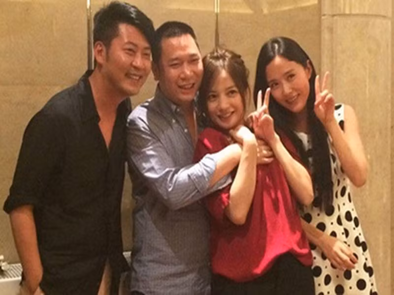 “Én nhỏ” còn mất điểm vì vướng lùm xùm gian lận chứng choán. Năm 2017, Triệu Vy và chồng bị phạt hành chính hơn 2 tỷ đồng và bị cấm tham gia thị trường chứng khoán trong 5 năm vì các sai phạm trong việc chuyển nhượng cổ phần. Năm 2018, cặp đôi lại bị cắt bỏ mọi chức vụ tại các công ty niêm yết trên sàn chứng khoán Thượng Hải đồng thời bị cấm giao dịch trong 5 năm.