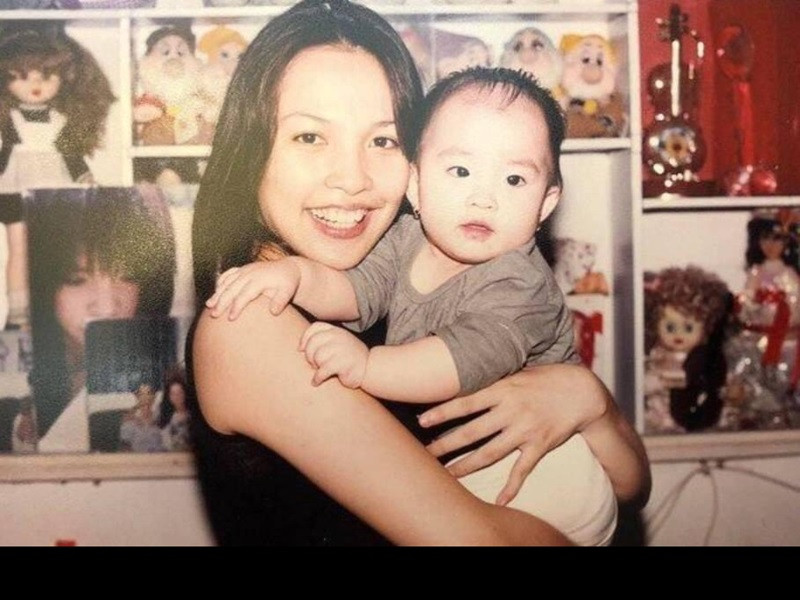 “Đi đâu, làm gì Thục cũng đem Bảo béo theo. Lúc nghèo túng muỗi cắn trong lò gạch cũ, hai mẹ con đi quay ca nhạc, Thục nhớ không? Con bé cứ tẳn mẳn chơi mấy khúc gỗ nhỏ người ta vứt đi, mình thấy thương quá”, Hiền Thục kể lại.