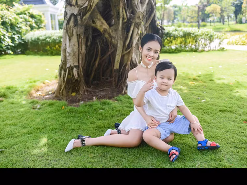 Năm 19 tuổi, Thanh Trúc lần đầu biết yêu. Nửa kia của cô là một người đàn ông đã nhiều tuổi, muốn cô sinh con. Đến khi mang thai ở tuổi 20, Thanh Trúc mới biết yêu nhầm người đàn ông đào hoa, đã có vợ. Đối diện sự thật, cô từ bỏ kẻ trăng hoa và quyết định giữ cái thai. Ảnh: Vietnamnet