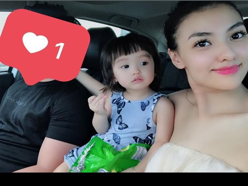 Ở tuổi 22, Hồng Quế đã làm mẹ đơn thân. Năm 2017, nữ người mẫu bất ngờ bày tỏ cô oán hận bạn trai đã chối bỏ trách nhiệm làm cha. Tuy nhiên, sau này, Hồng Quế và bố của con gái lại làm hòa, thậm chí từng vướng nghi vấn tái hợp.