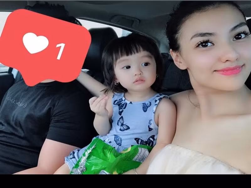 Ở tuổi 22, Hồng Quế đã làm mẹ đơn thân. Năm 2017, nữ người mẫu bất ngờ bày tỏ cô oán hận bạn trai đã chối bỏ trách nhiệm làm cha. Tuy nhiên, sau này, Hồng Quế và bố của con gái lại làm hòa, thậm chí từng vướng nghi vấn tái hợp.