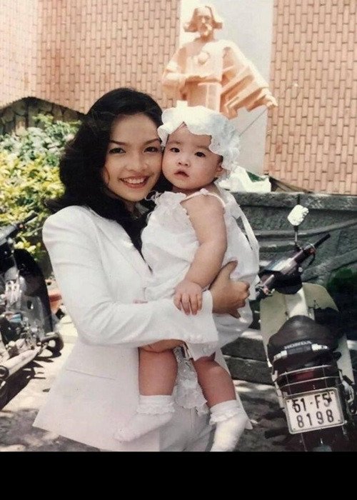 Không chỉ Thiên An làm mẹ đơn thân ở tuổi đôi mươi, Hiền Thục cũng rơi vào trường hợp tương tự. Thời điểm mang thai, nữ ca sĩ vẫn đi hát để tích cóp tiền sinh nở bởi chỗ dựa duy nhất là gia đình lại gặp nhiều khó khăn. Khi sinh con ở tuổi 21, Hiền Thục bắt đầu lại từ con số 0. 2 năm đầu làm mẹ đơn thân chính là quãng thời gian đầy nước mắt của nữ ca sĩ.