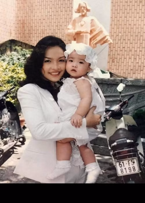 Không chỉ Thiên An làm mẹ đơn thân ở tuổi đôi mươi, Hiền Thục cũng rơi vào trường hợp tương tự. Thời điểm mang thai, nữ ca sĩ vẫn đi hát để tích cóp tiền sinh nở bởi chỗ dựa duy nhất là gia đình lại gặp nhiều khó khăn. Khi sinh con ở tuổi 21, Hiền Thục bắt đầu lại từ con số 0. 2 năm đầu làm mẹ đơn thân chính là quãng thời gian đầy nước mắt của nữ ca sĩ.