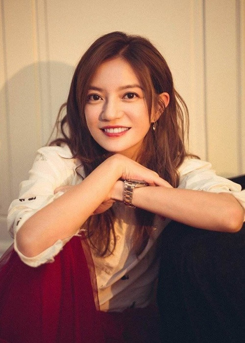 Vướng ồn ào bị phong sát, Triệu Vy vẫn im hơi lặng tiếng. Theo Sina, phóng viên liên lạc với Triệu Vy và quản lý của cô nhưng điện thoại của hai người đều trong tình trạng tắt máy.