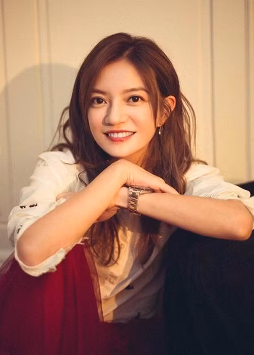 Vướng ồn ào bị phong sát, Triệu Vy vẫn im hơi lặng tiếng. Theo Sina, phóng viên liên lạc với Triệu Vy và quản lý của cô nhưng điện thoại của hai người đều trong tình trạng tắt máy.