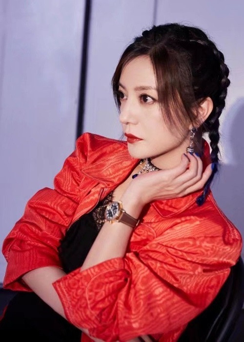 Ngoài hoạt động nghệ thuật, "Én nhỏ" Triệu Vy còn đầu tư bất động sản, chứng khoán. Theo thống kê của Forbes, năm 2015, Triệu Vy và ông xã Huỳnh Hữu Long sở hữu khối tài sản hơn 1 tỷ USD, vào top tỷ phú giàu nhất thế giới. Năm 2018, trong danh sách Nữ tỷ phú tự thân (Hurun Global Self-Made Women Billionaires List 2018) do Viện nghiên cứu Hurun (trụ sở tại Thượng Hải, Trung Quốc) công bố, Triệu Vy đứng thứ 100 trong tổng số 102 người.