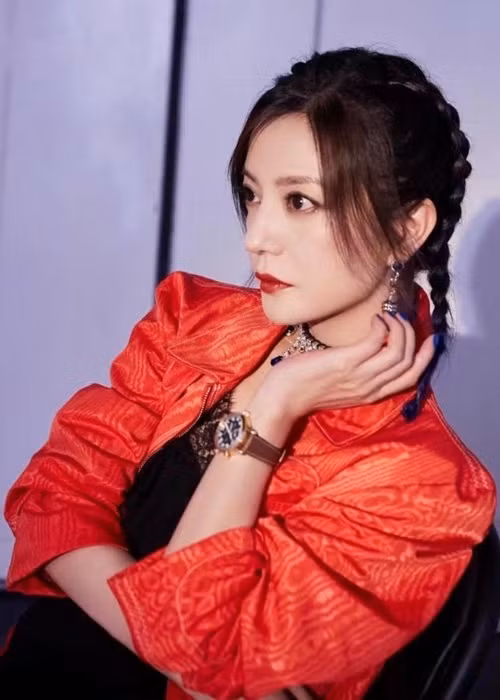 Ngoài hoạt động nghệ thuật, "Én nhỏ" Triệu Vy còn đầu tư bất động sản, chứng khoán. Theo thống kê của Forbes, năm 2015, Triệu Vy và ông xã Huỳnh Hữu Long sở hữu khối tài sản hơn 1 tỷ USD, vào top tỷ phú giàu nhất thế giới. Năm 2018, trong danh sách Nữ tỷ phú tự thân (Hurun Global Self-Made Women Billionaires List 2018) do Viện nghiên cứu Hurun (trụ sở tại Thượng Hải, Trung Quốc) công bố, Triệu Vy đứng thứ 100 trong tổng số 102 người.