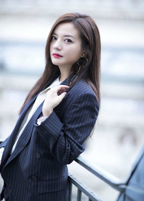 Một số nguồn tin trong giới giải trí cho hay, Triệu Vy biến mất 2 tuần qua. Phóng viên Sina còn phát hiện công ty của cô không có dấu hiệu hoạt động như trước.