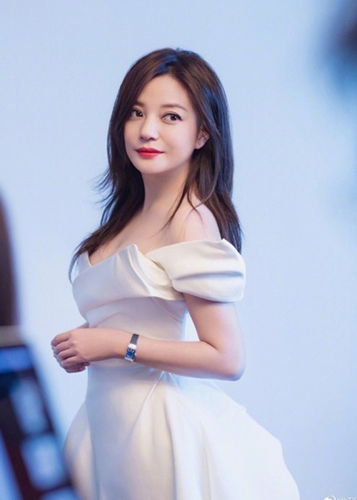 Theo QQ, nghệ sĩ dưới trướng của Triệu Vy cũng không thể liên hệ với Triệu Vy. Còn Ifeng cho biết Triệu Vy đang bị giam lỏng để điều tra các sai phạm liên quan đến án hình sự.