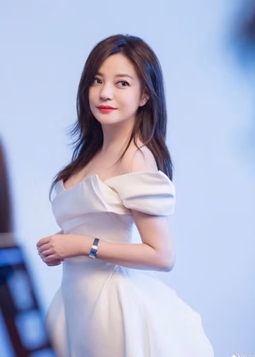 Theo QQ, nghệ sĩ dưới trướng của Triệu Vy cũng không thể liên hệ với Triệu Vy. Còn Ifeng cho biết Triệu Vy đang bị giam lỏng để điều tra các sai phạm liên quan đến án hình sự.