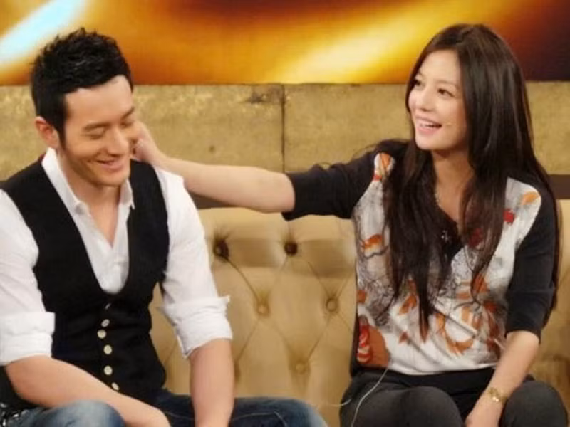 Là bạn thân của Triệu Vy, Huỳnh Hiểu Minh mới đây âm thầm xóa toàn bộ ảnh chụp chung và các bài viết liên quan đến Triệu Vy. Dương Tử cũng có hành động “quay lưng” dù từng nói thần tượng Triệu Vy.