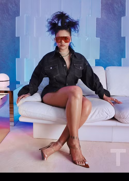 Năm 2007, Rihanna được tôn vinh là gương mặt của nhãn hiệu Gillette và nhận được danh diệu “đôi chân của nữ thần”. Tại thời điểm đó, công ty chuyên về dao cạo cũng đã mua cho đôi chân nổi tiếng của nữ ca sĩ một bảo hiểm với giá 1 triệu USD.