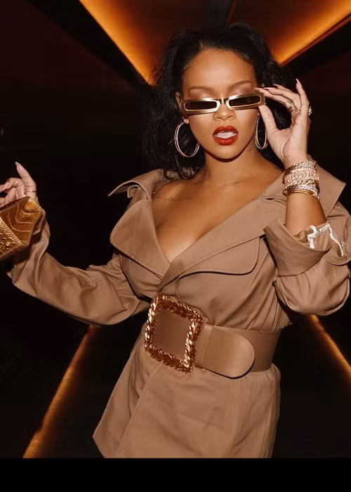 Rihanna theo đuổi phong cách gợi cảm.