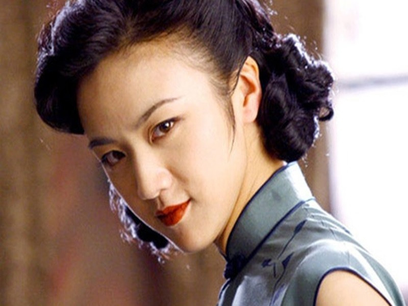  Sự nghiệp của Thang Duy bị đóng băng trong 2 năm. Cô rơi vào trầm cảm, phải sang nước ngoài. Cũng vì cảnh quay táo bạo trong phim “Sắc giới” cùng nghi vấn “phim giả tình thật” với Lương Triều Vỹ, Thang Duy bị bạn trai Điền Vũ chia tay. Ảnh: Thời đại plus