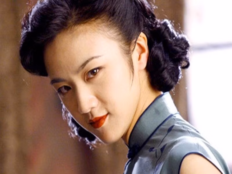  Sự nghiệp của Thang Duy bị đóng băng trong 2 năm. Cô rơi vào trầm cảm, phải sang nước ngoài. Cũng vì cảnh quay táo bạo trong phim “Sắc giới” cùng nghi vấn “phim giả tình thật” với Lương Triều Vỹ, Thang Duy bị bạn trai Điền Vũ chia tay. Ảnh: Thời đại plus