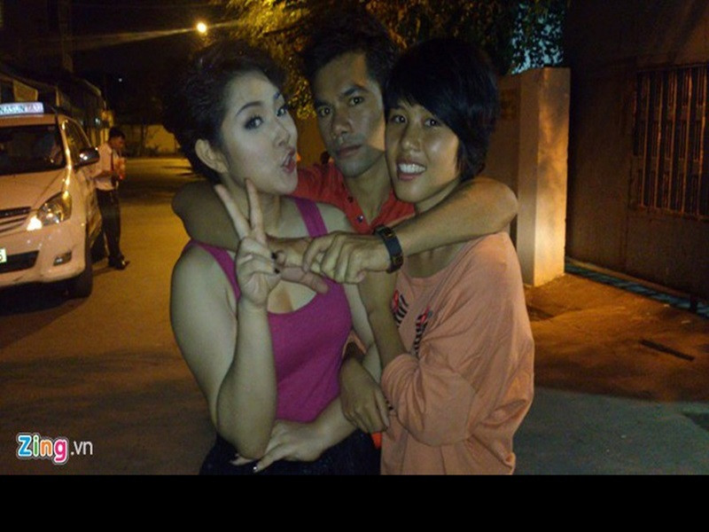 Tuy nhiên, Ya Suy và bạn gái (ngoài cùng bên phải) xảy ra cãi vã rồi chia tay. Nam ca sĩ bỏ mặc cô gái bụng mang dạ chửa. Thậm chí khi cô gái tìm đến nam ca sĩ còn nói không nuôi con, không lấy vợ, cứ sinh con ra rồi đem đi cho. Trước sự phụ bạc của nam ca sĩ, cô gái quyết định sinh con một mình. Ảnh: Zing