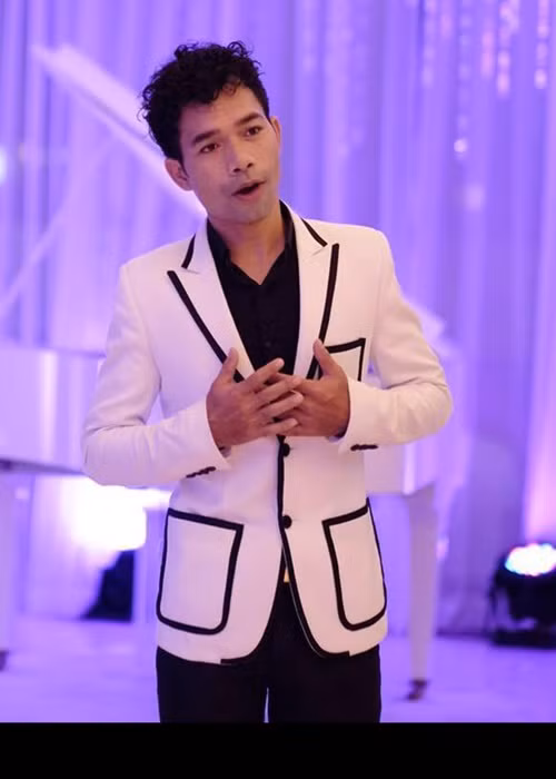 Ya Suy cũng đính chính anh không phải là người vô trách nhiệm như lời tố của bạn gái cũ. Anh nói: "Khi đứa bé được sinh ra, tôi đã nghĩ mình phải có trách nhiệm nuôi đứa bé. Khi đó, cả gia đình tôi đề nghị sẵn sàng nuôi đứa bé nhưng họ kiên quyết không chịu. Họ yêu cầu tôi phải kết hôn. Tôi đã cố gắng để được nuôi đứa bé nhưng họ một mực từ chối".