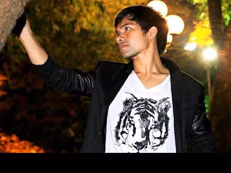 Ya Suy chỉ xin nhận con chứ không muốn kết hôn vì cho rằng không thể đánh mất tương lai của mình. Đồng thời, nam ca sĩ cũng tố ngược cô gái có mục đính toan tính. “Tôi nghĩ chắc chắn người ta có ý đồ thế nọ, thế kia từ trước rồi nên thôi vì tôi cũng đã làm hết cách rồi”, anh nói.