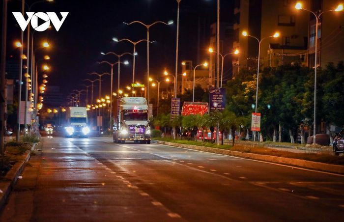 Trên đường Ngô Quyền, các xe container vận chuyển hàng hóa hướng về cảng Tiên Sa.