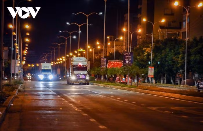 Trên đường Ngô Quyền, các xe container vận chuyển hàng hóa hướng về cảng Tiên Sa.