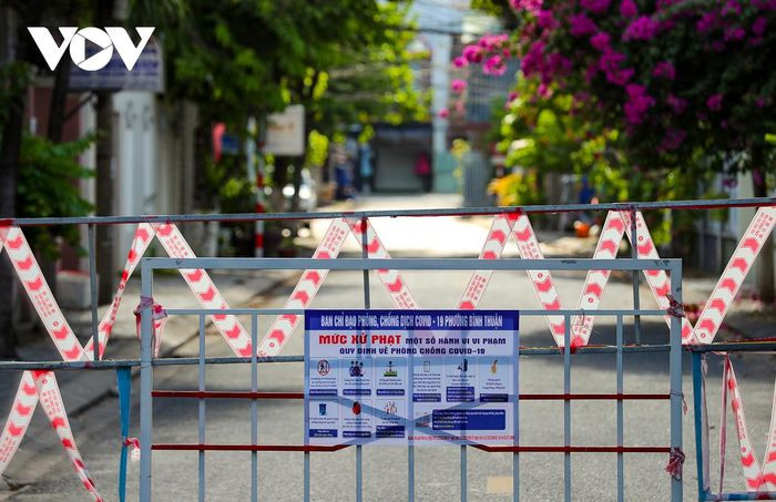 Lối vào từ đường Nguyễn Thiện Thuật rào chắn với biển báo thực hiện các quy định phòng chống dịch nhằm kiểm soát chặt người dân tại khu dân cư.