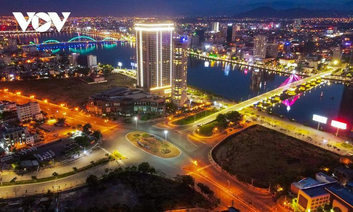 Nút giao thông Ngô Quyền- Phạm Văn Đồng khá tĩnh mịch, thi thoảng mới thấy ánh đèn xe vận tải hàng hóa. Xa xa là các cây cầu bắc qua sông Hàn.