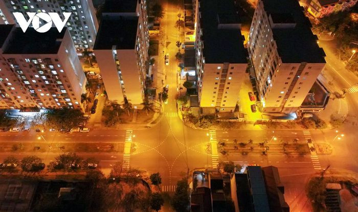 Các khung cửa ở khu chung cư Làng cá sáng đèn vào ban đêm.